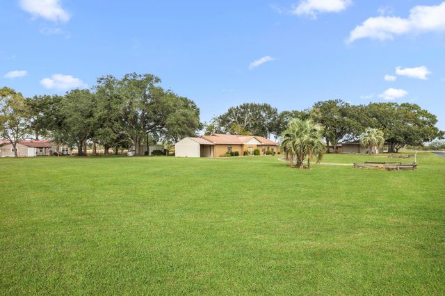 182 Lakeview 2 Road, El Campo, TX 77437
