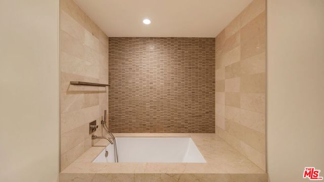 1755 Ocean Avenue 303, Santa Monica, CA 90401
