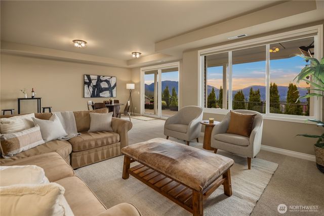 2449 NE Davis Loop, Issaquah, WA 98029