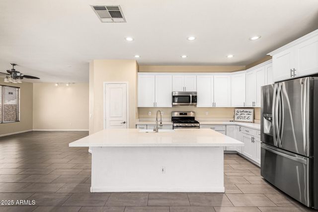 6804 W Lone Cactus Drive, Glendale, AZ 85308