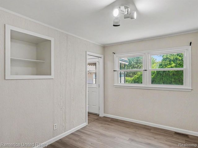 11070 Hillcrest Street, Livonia, MI 48150