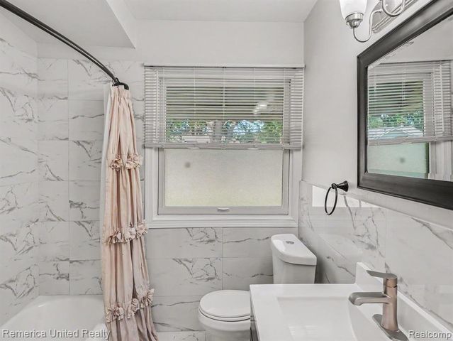 11070 Hillcrest Street, Livonia, MI 48150