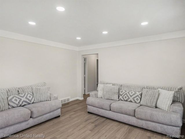 11070 Hillcrest Street, Livonia, MI 48150