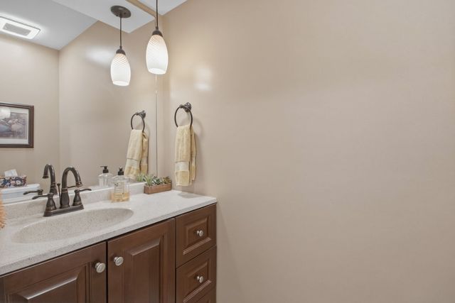 19W107 Avenue Normandy N, Oak Brook, IL 60523