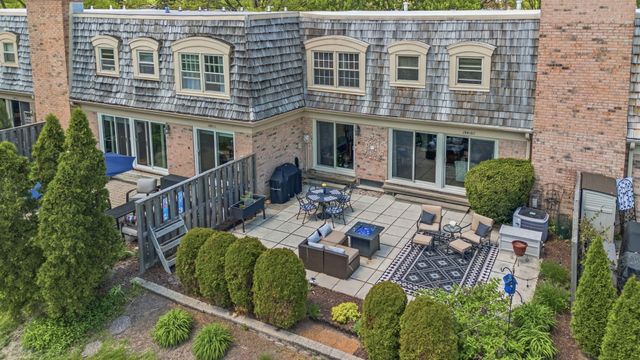 19W107 Avenue Normandy N, Oak Brook, IL 60523
