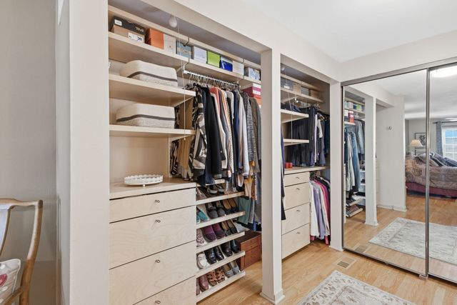 19W107 Avenue Normandy N, Oak Brook, IL 60523