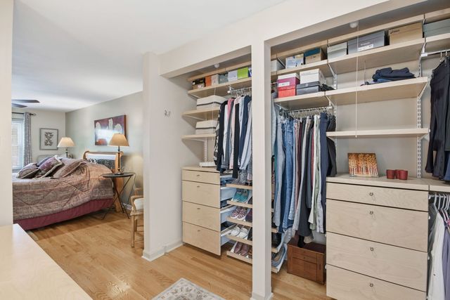19W107 Avenue Normandy N, Oak Brook, IL 60523