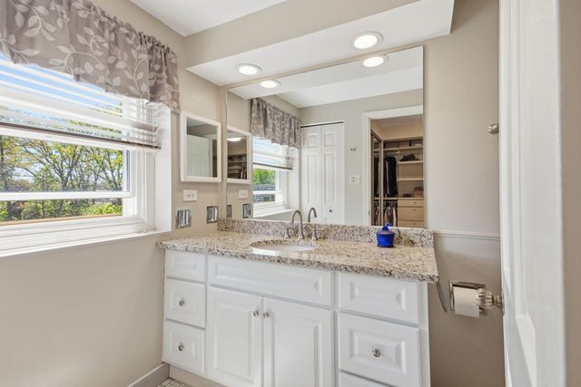 19W107 Avenue Normandy N, Oak Brook, IL 60523