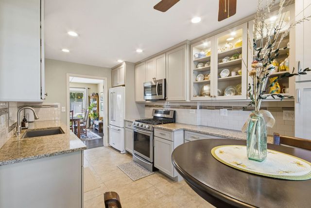 19W107 Avenue Normandy N, Oak Brook, IL 60523