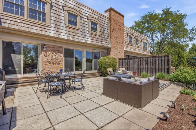 19W107 Avenue Normandy N, Oak Brook, IL 60523