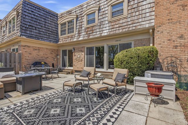 19W107 Avenue Normandy N, Oak Brook, IL 60523