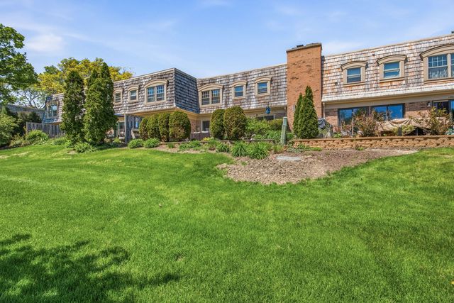 19W107 Avenue Normandy N, Oak Brook, IL 60523
