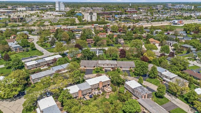 19W107 Avenue Normandy N, Oak Brook, IL 60523