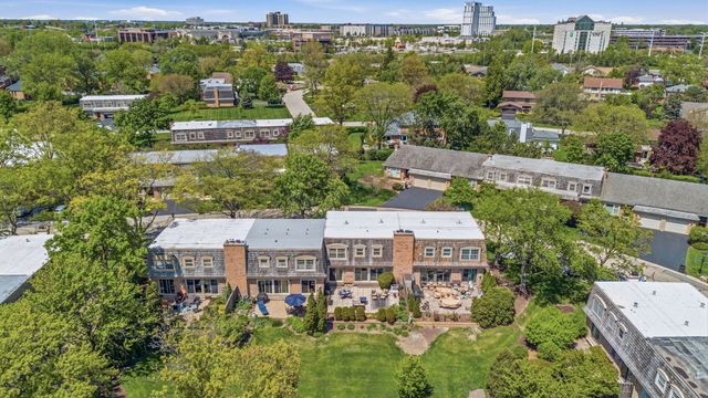 19W107 Avenue Normandy N, Oak Brook, IL 60523