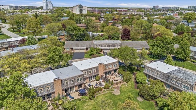 19W107 Avenue Normandy N, Oak Brook, IL 60523