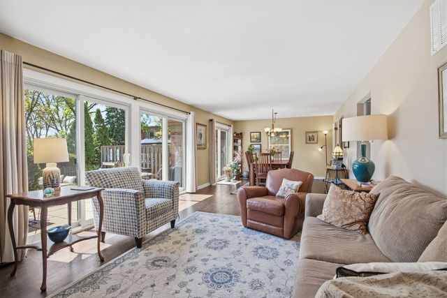 19W107 Avenue Normandy N, Oak Brook, IL 60523