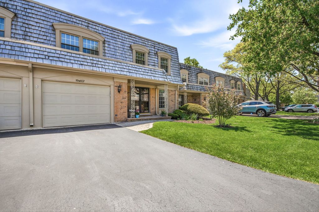 19W107 Avenue Normandy N, Oak Brook, IL 60523