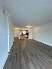 980 NE 170th Street 214, North Miami Beach, FL 33162