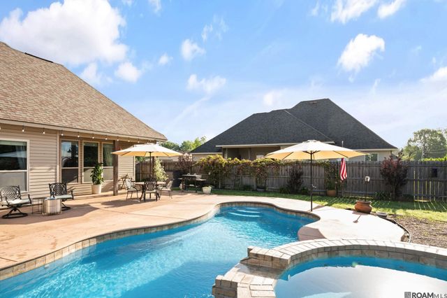 39071 Old Tree Dr, Prairieville, LA 70769