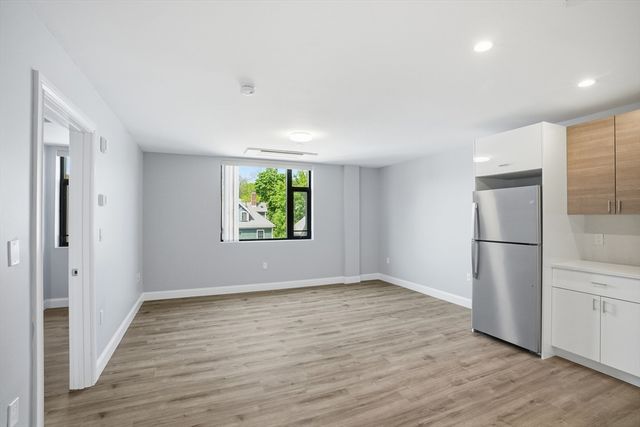 632 Centre St 302, Boston, MA 02139