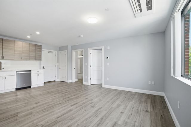 632 Centre St 302, Boston, MA 02139