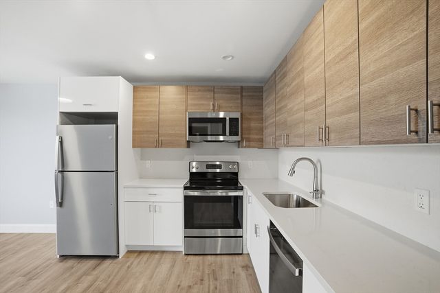 632 Centre St 302, Boston, MA 02139