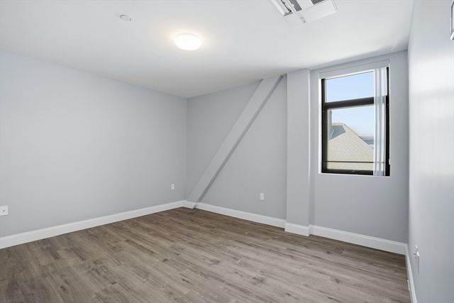632 Centre St 302, Boston, MA 02139