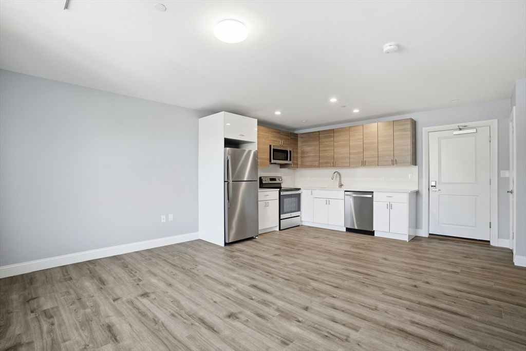 632 Centre St 302, Boston, MA 02139