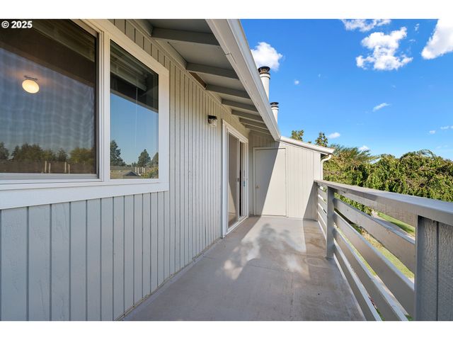 650 HARLOW Rd 240, Springfield, OR 97477