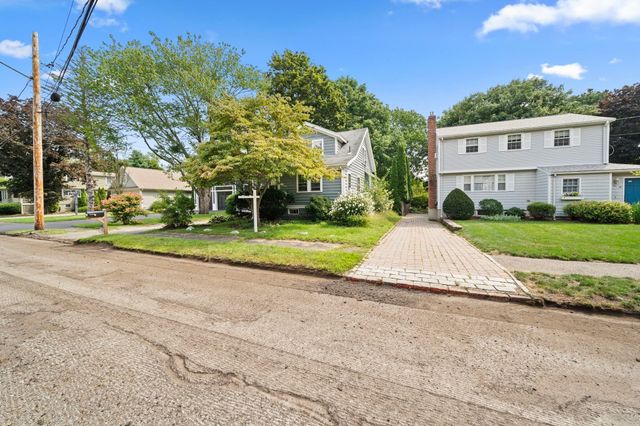 72 Valleyfield St, Lexington, MA 02421
