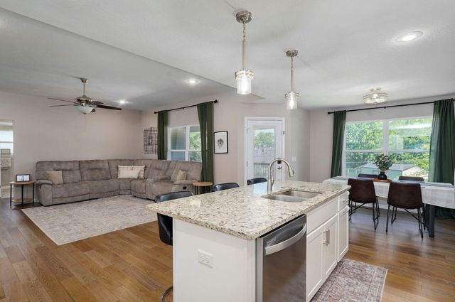 1349 E Stoneridge Street, Springfield, MO 65803