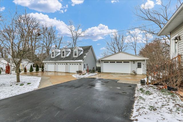 105 S Division Street, Mahomet, IL 61853