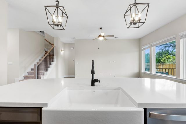 1046 Hazy Hills LOOP, Dripping Springs, TX 78620