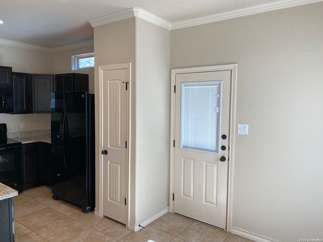 6870 Lakeview Dr, San Antonio, TX 78244