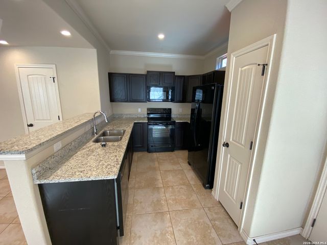 6870 Lakeview Dr, San Antonio, TX 78244