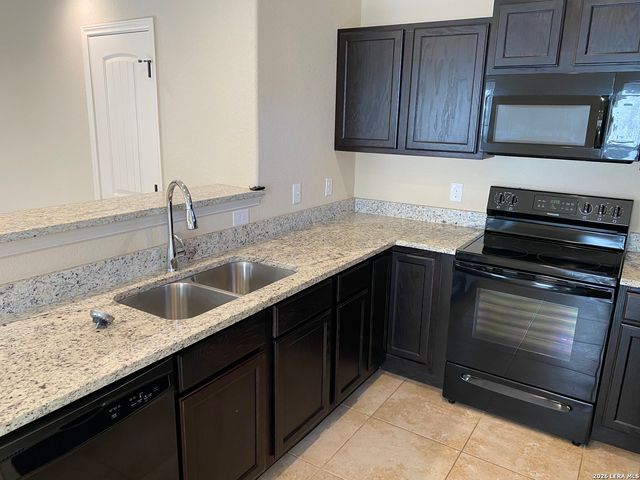 6870 Lakeview Dr, San Antonio, TX 78244