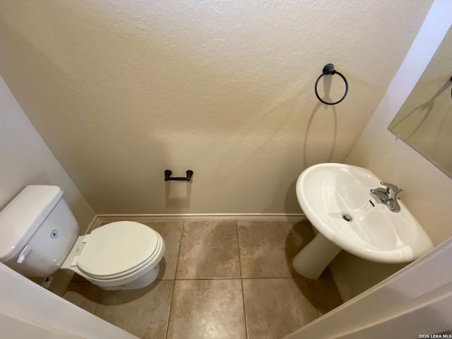6870 Lakeview Dr, San Antonio, TX 78244