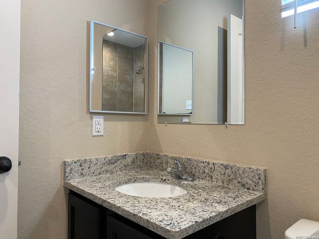 6870 Lakeview Dr, San Antonio, TX 78244