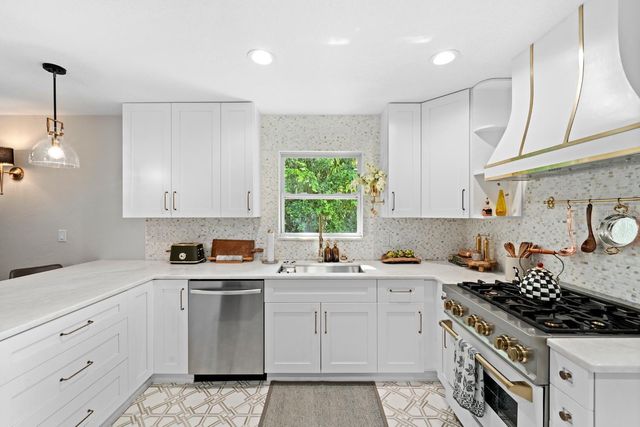1121 21ST AVENUE N, St Petersburg, FL 33704