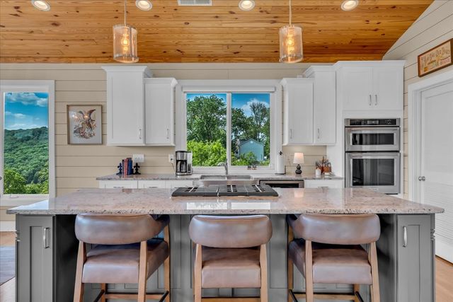132 Highbridge Dr, Smithville, TN 37166