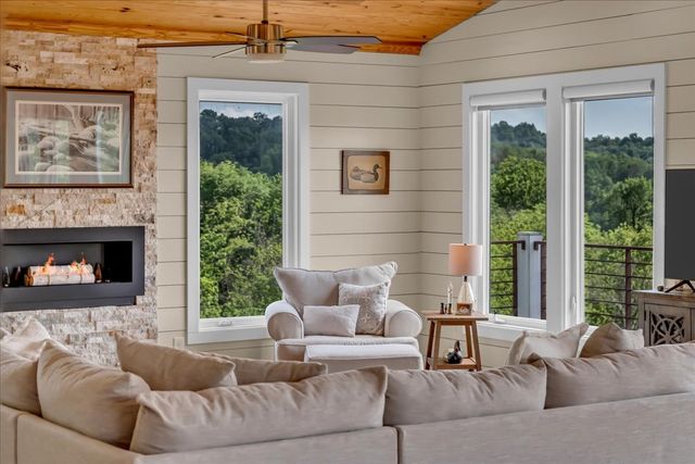 132 Highbridge Dr, Smithville, TN 37166
