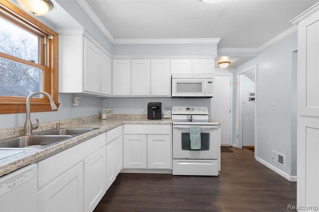 24210 Westpointe Street, Trenton, MI 48183