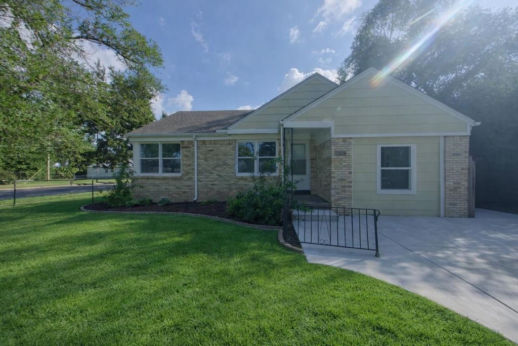 2323 E Stadium Dr, Wichita, KS 67214