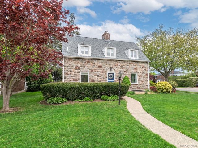 81 Huntington Road, Garden City, NY 11530