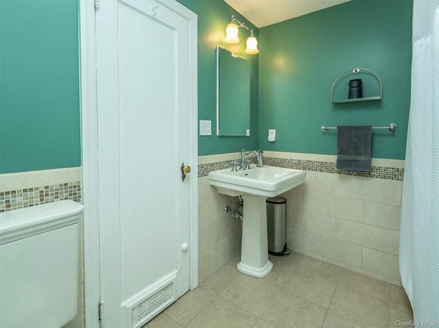 81 Huntington Road, Garden City, NY 11530