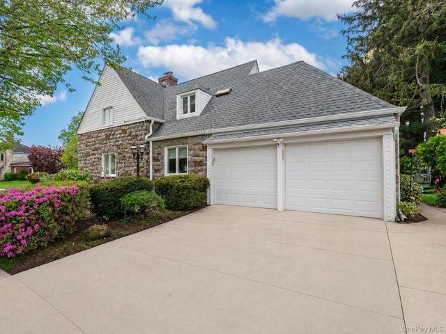 81 Huntington Road, Garden City, NY 11530