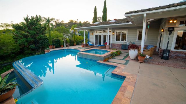 516 Whisper Wind Dr, Encinitas, CA 92024