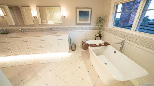 516 Whisper Wind Dr, Encinitas, CA 92024