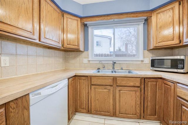 30650 Glenwood Circle, Warren, MI 48088