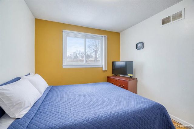 30650 Glenwood Circle, Warren, MI 48088